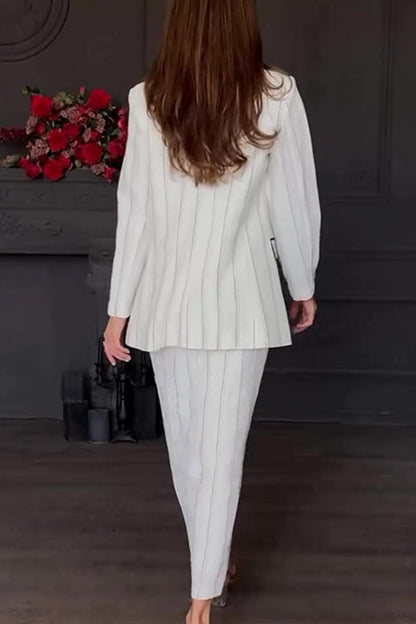 Elegante conjunto de dos piezas con estampado de rayas, botones, abertura, cuello vuelto, manga larga