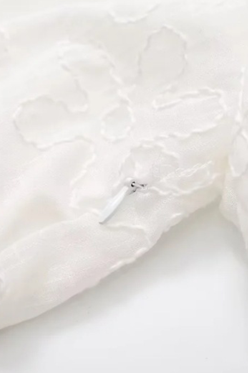 Elegante vestido de manga corta con escote en V y bordado en color liso