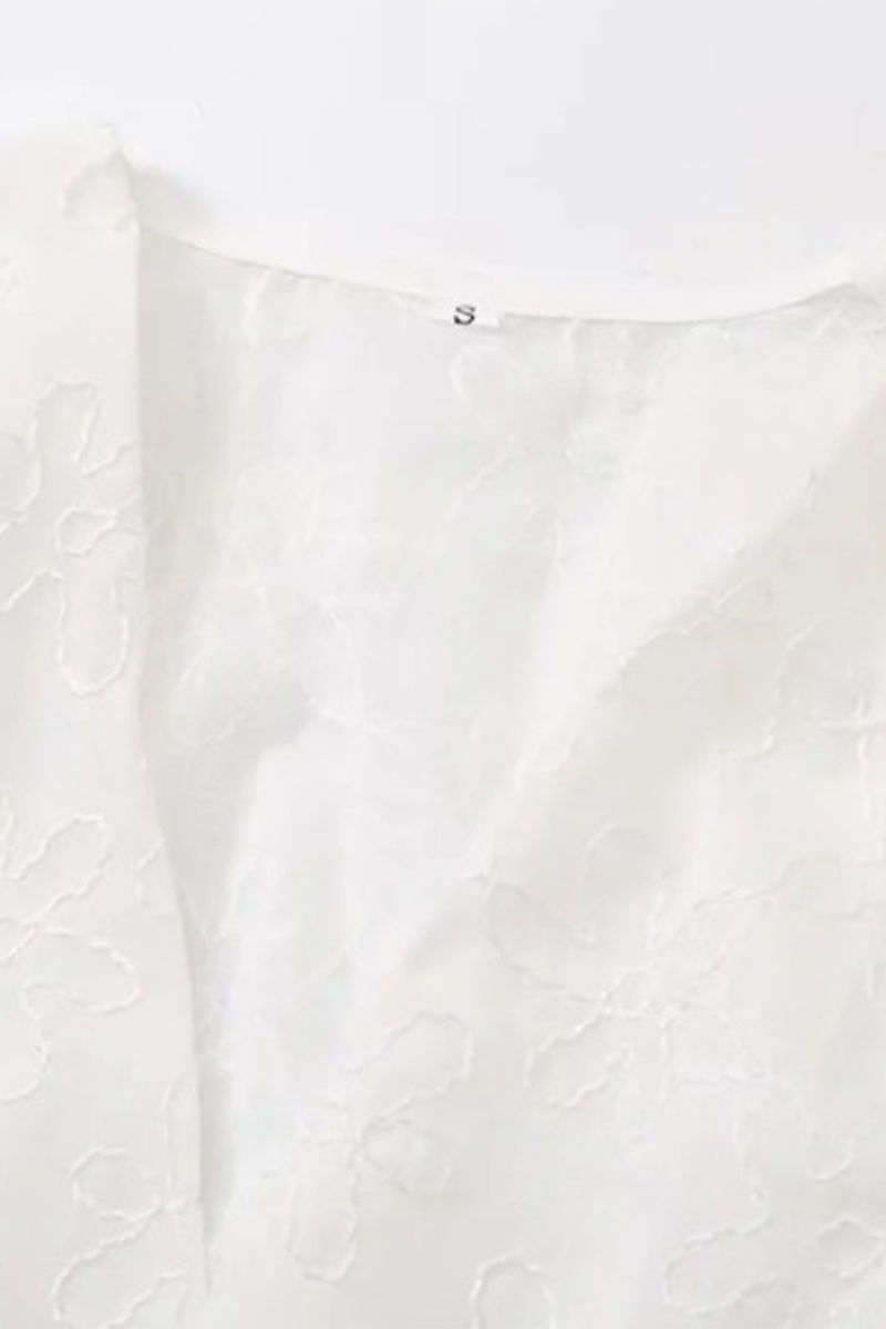 Elegante vestido de manga corta con escote en V y bordado en color liso