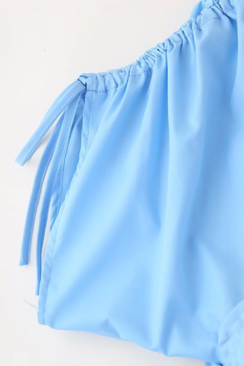 Elegante vestido con falda y escote en V y flores de color liso con cordón ajustable