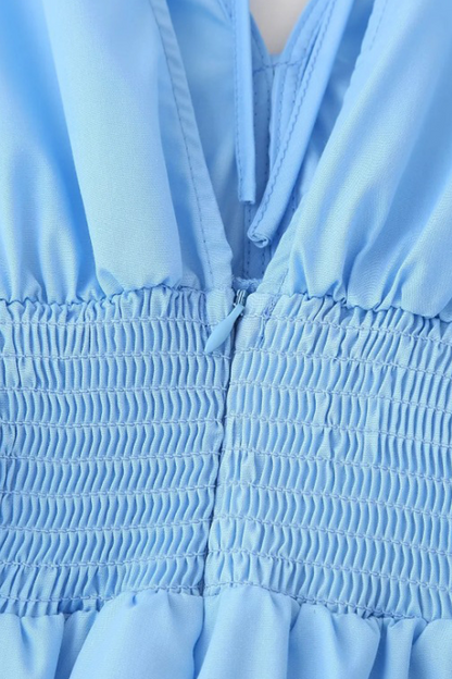 Elegante vestido con falda y escote en V y flores de color liso con cordón ajustable