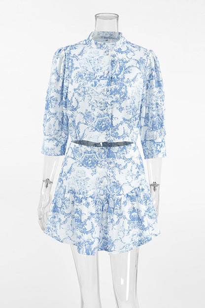 Elegante traje de dos piezas con cuello mandarín, media manga y hebilla en contraste con estampado degradado