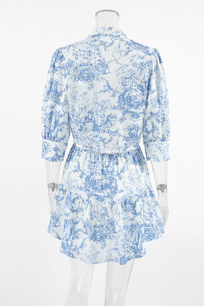 Elegante traje de dos piezas con cuello mandarín, media manga y hebilla en contraste con estampado degradado