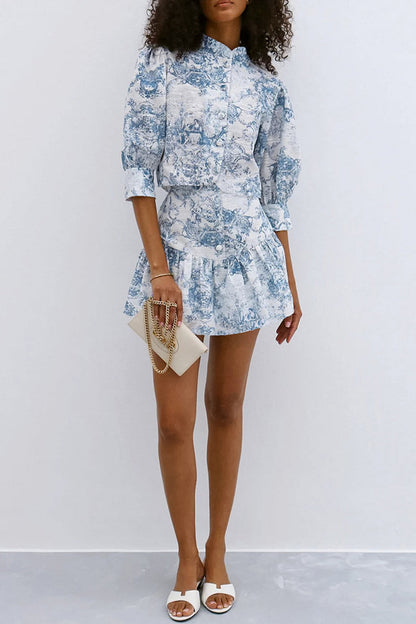 Elegante traje de dos piezas con cuello mandarín, media manga y hebilla en contraste con estampado degradado