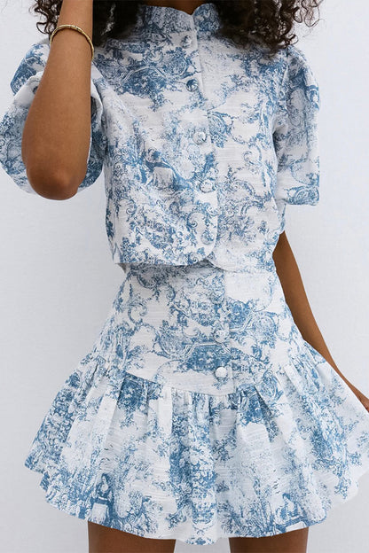 Elegante traje de dos piezas con cuello mandarín, media manga y hebilla en contraste con estampado degradado