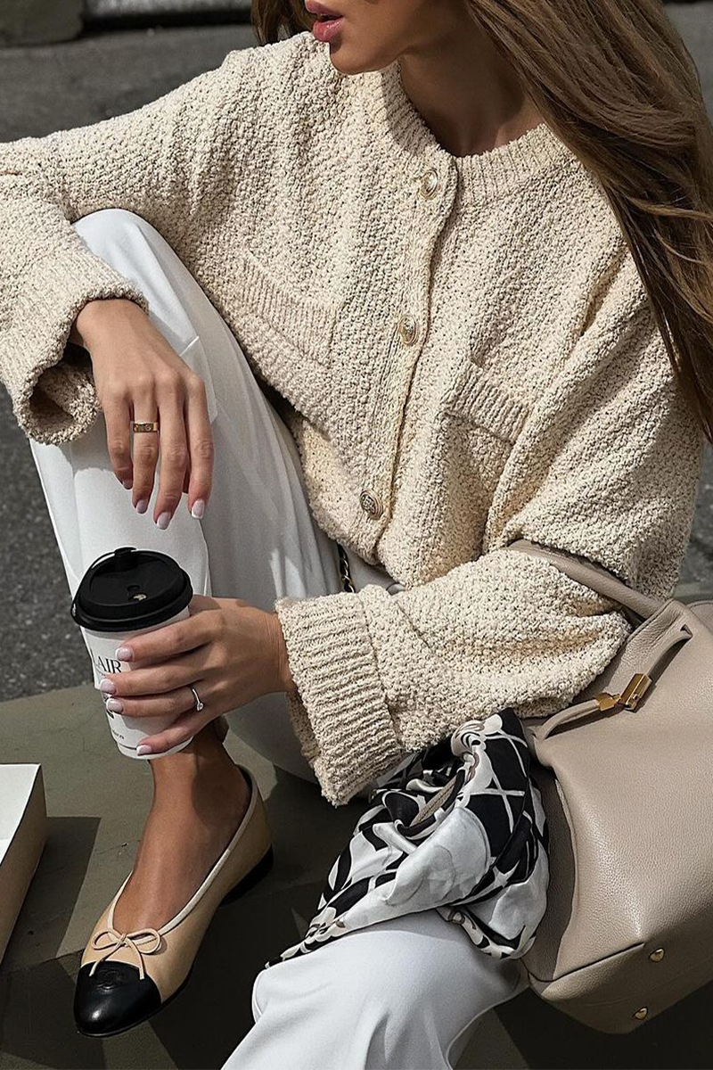 Prendas de abrigo informales de cuello redondo con botones y bolsillos de color liso para uso diario