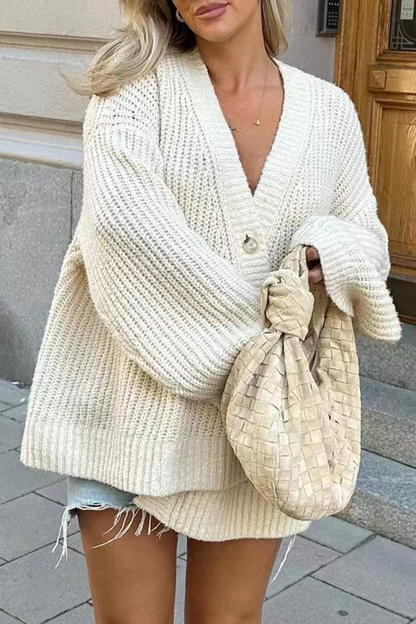 Prendas de abrigo informales con cuello en V plisado y botones de calle