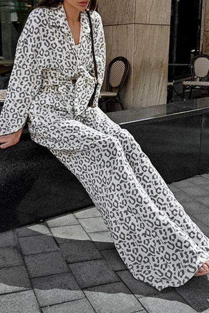 Conjunto informal de dos piezas con cuello vuelto, manga larga y estampado de leopardo estilo patchwork para la calle