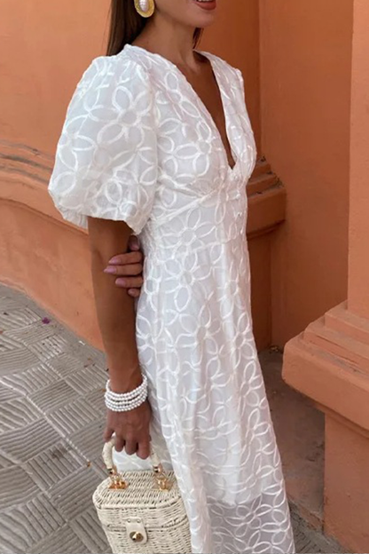 Elegante vestido de manga corta con escote en V y bordado en color liso