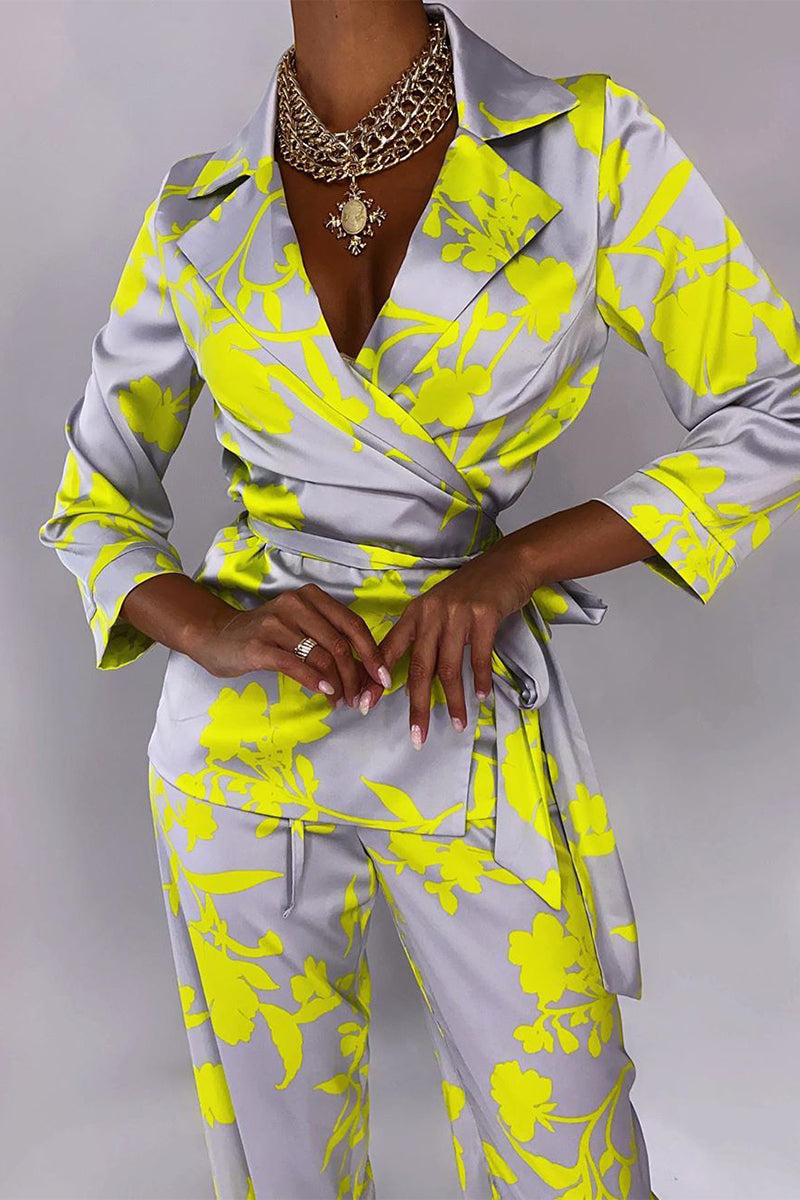 Conjunto de dos piezas informal con estampado floral, cordones, cuello vuelto en contraste, manga larga