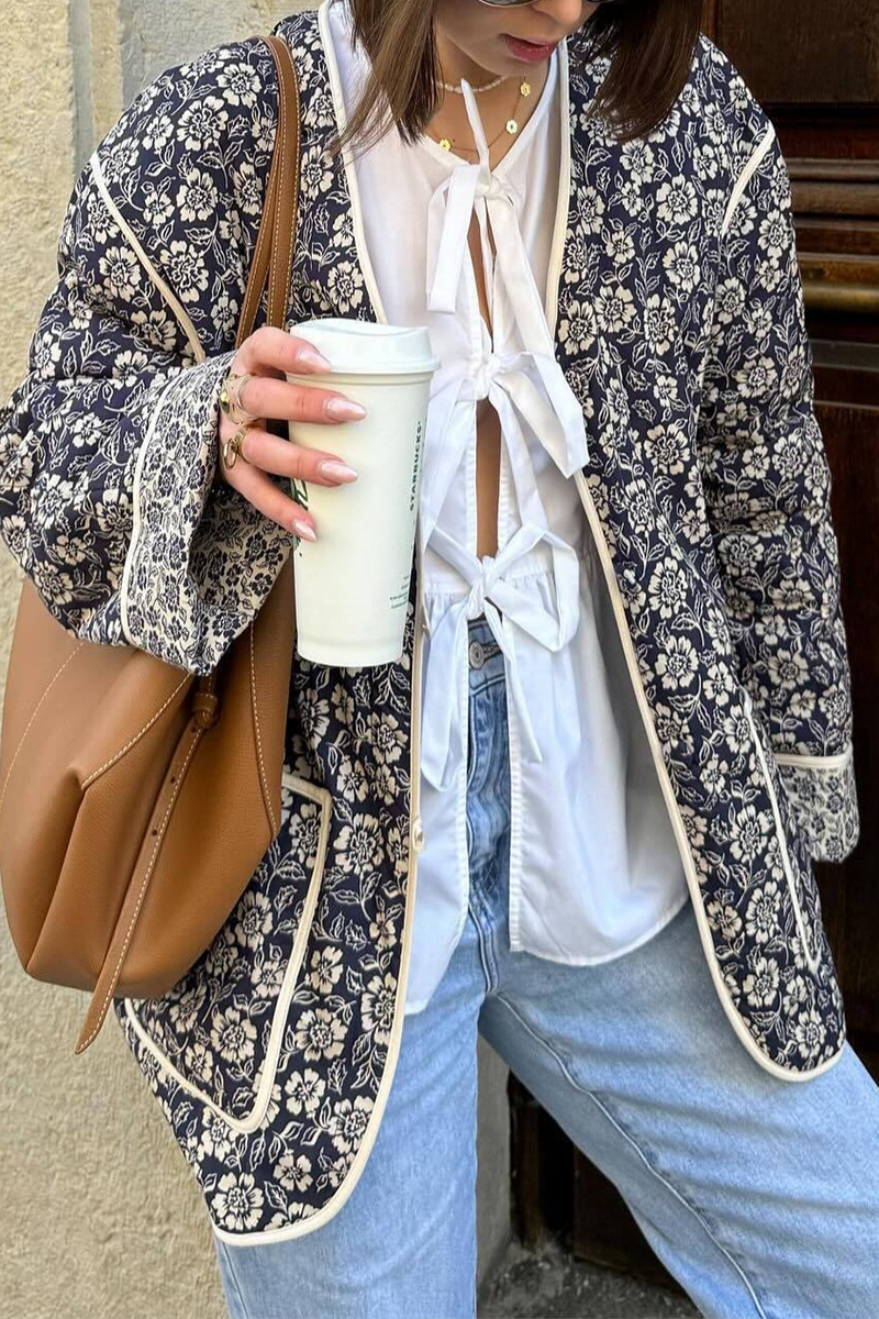 Prendas de abrigo informales con cuello en V y bolsillos de patchwork con flores de calle