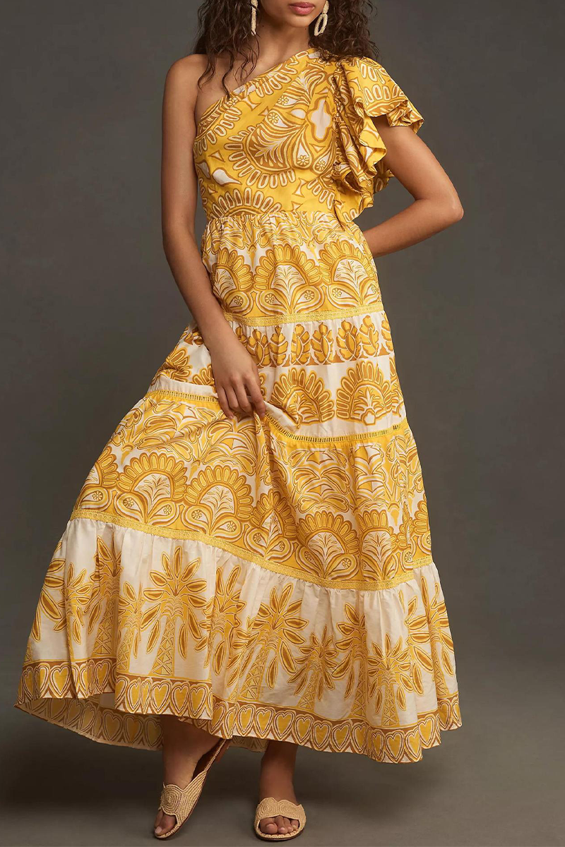 Elegante vestido irregular con hombros caídos y volantes con estampado floral