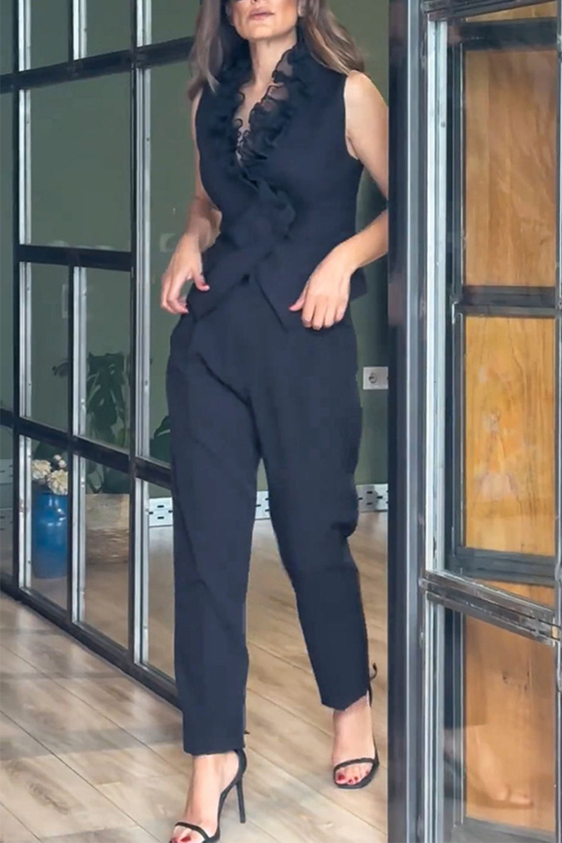 Conjunto informal de dos piezas con cuello en V y volantes sin mangas