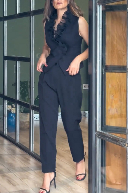 Conjunto informal de dos piezas con cuello en V y volantes sin mangas