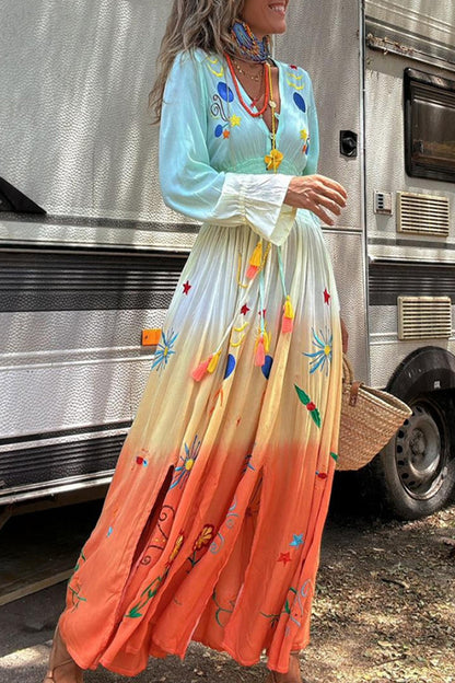 Vestidos de fiesta elegantes con estampado floral, abertura en degradado y escote en V en contraste.