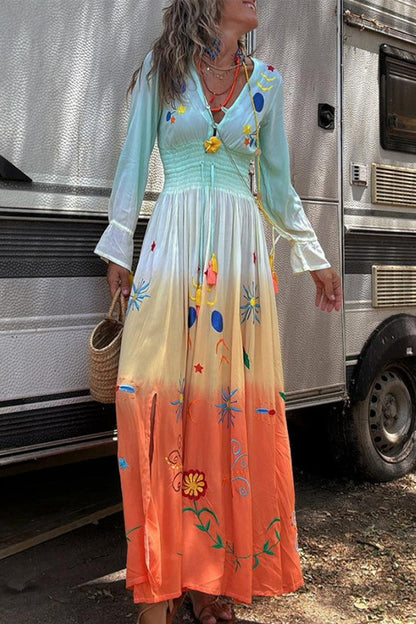 Vestidos de fiesta elegantes con estampado floral, abertura en degradado y escote en V en contraste.