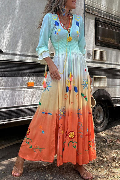 Vestidos de fiesta elegantes con estampado floral, abertura en degradado y escote en V en contraste.