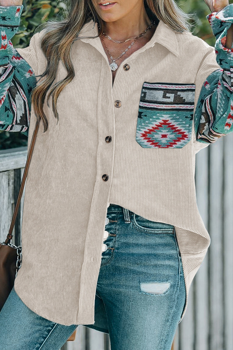 Blusa informal con cuello vuelto, estampado geométrico, bolsillos y patchwork en contraste