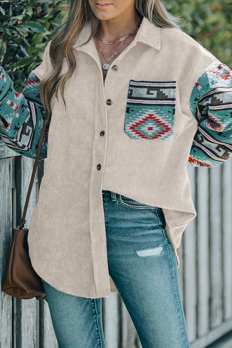 Blusa informal con cuello vuelto, estampado geométrico, bolsillos y patchwork en contraste
