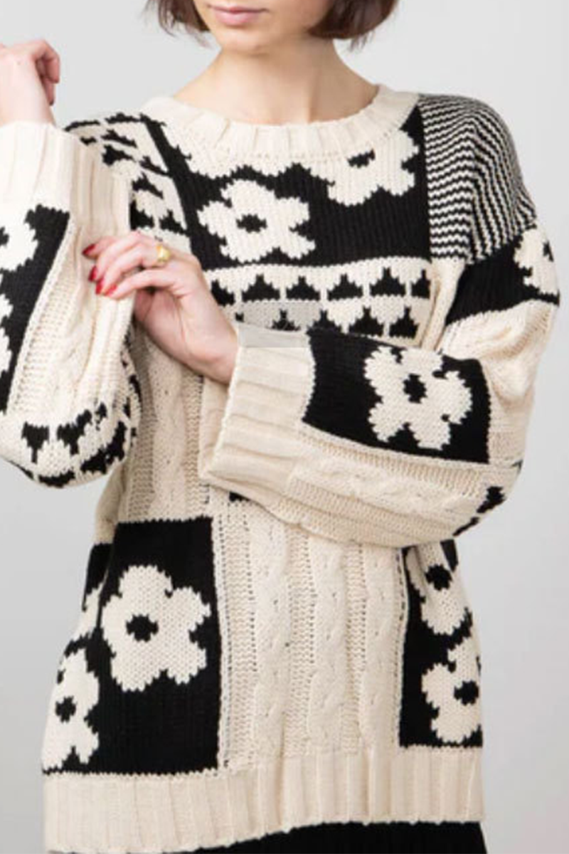 Suéteres casuales de cuello redondo con tejido de flores y bloques de color en contraste