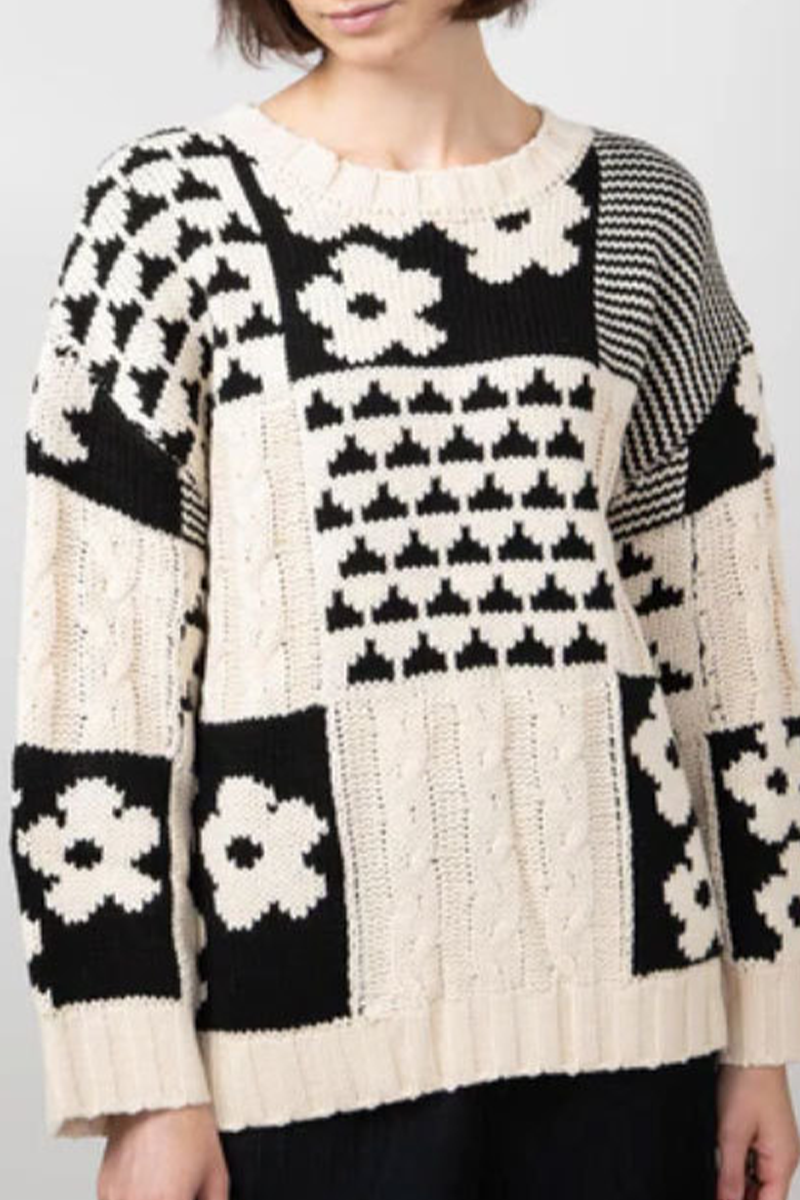 Suéteres casuales de cuello redondo con tejido de flores y bloques de color en contraste