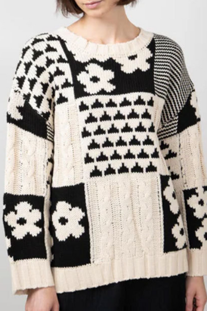 Suéteres casuales de cuello redondo con tejido de flores y bloques de color en contraste