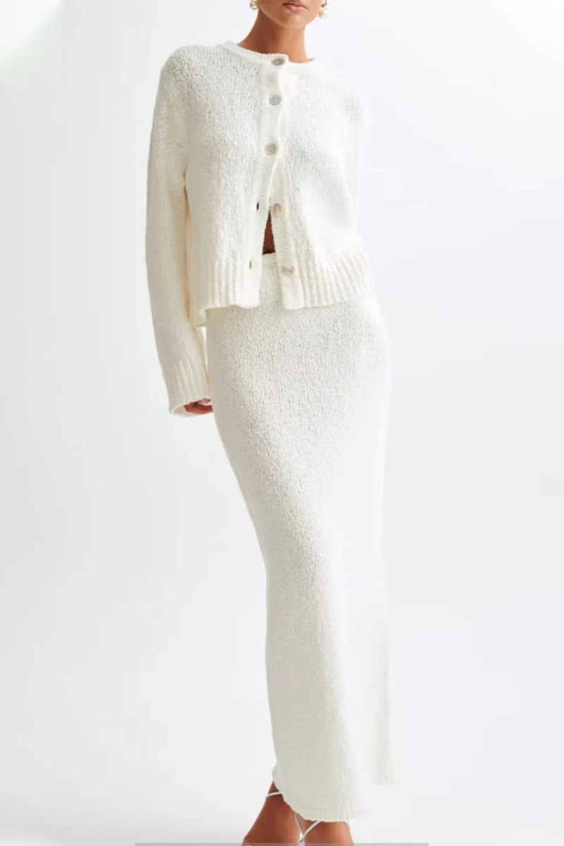 Elegante conjunto de dos piezas con botones, cuello redondo y manga larga