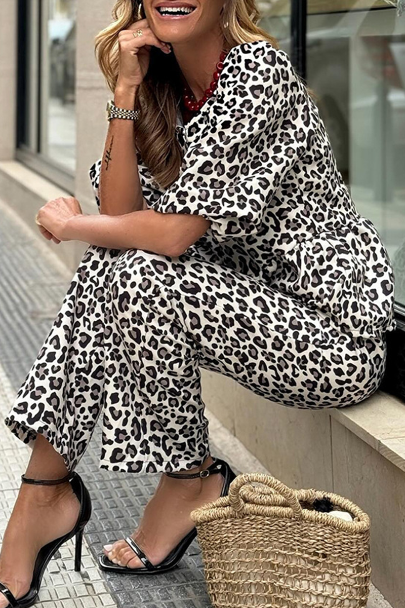 Conjunto informal de dos piezas con cuello redondo, manga corta y estampado de leopardo