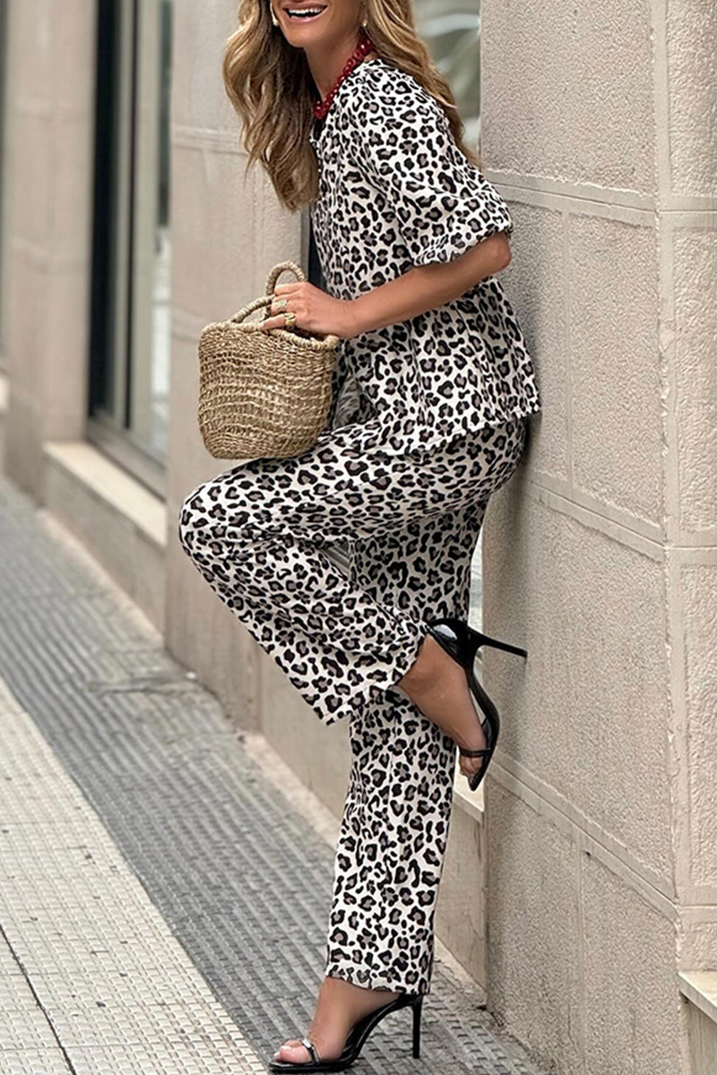 Conjunto informal de dos piezas con cuello redondo, manga corta y estampado de leopardo