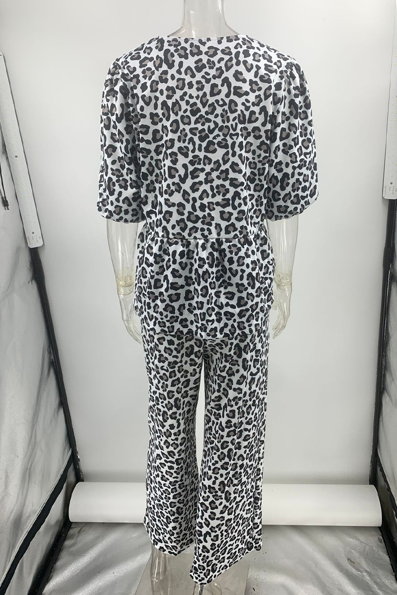 Conjunto informal de dos piezas con cuello redondo, manga corta y estampado de leopardo
