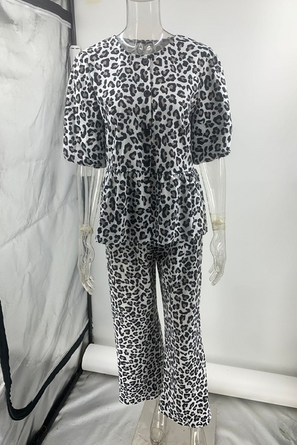 Conjunto informal de dos piezas con cuello redondo, manga corta y estampado de leopardo