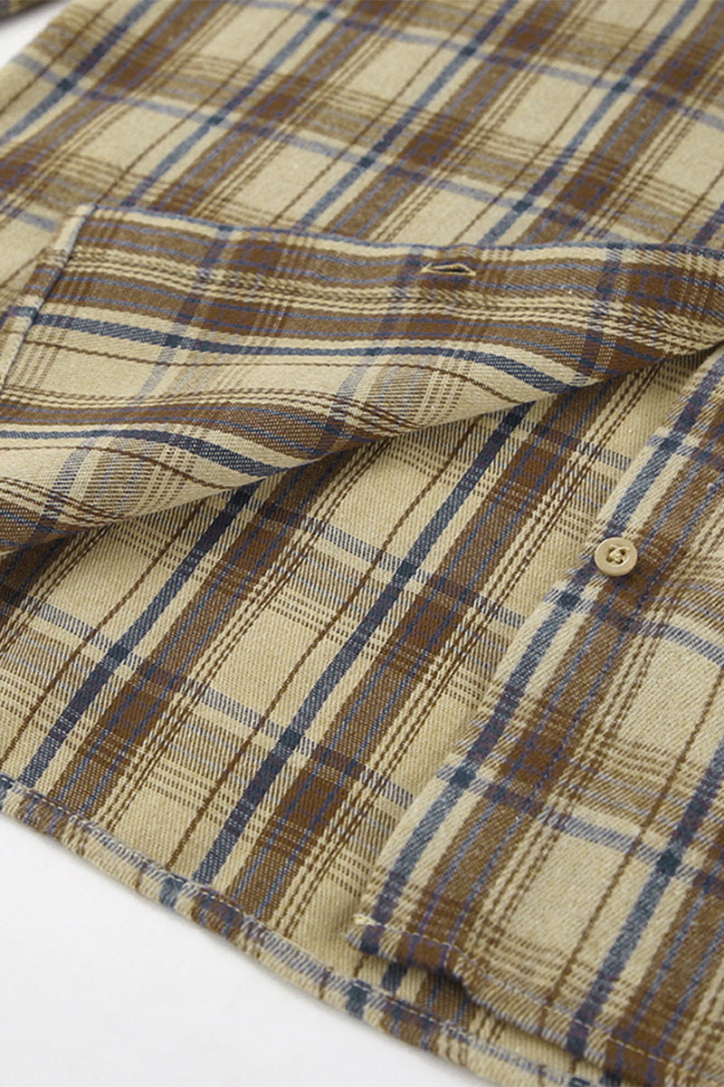 Blusas casuales con botones a cuadros y cuello vuelto en contraste