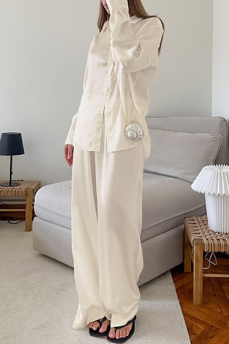 Conjunto informal de dos piezas con botones, cuello vuelto y manga larga