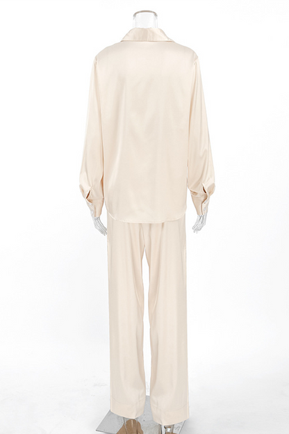 Conjunto informal de dos piezas con botones, cuello vuelto y manga larga