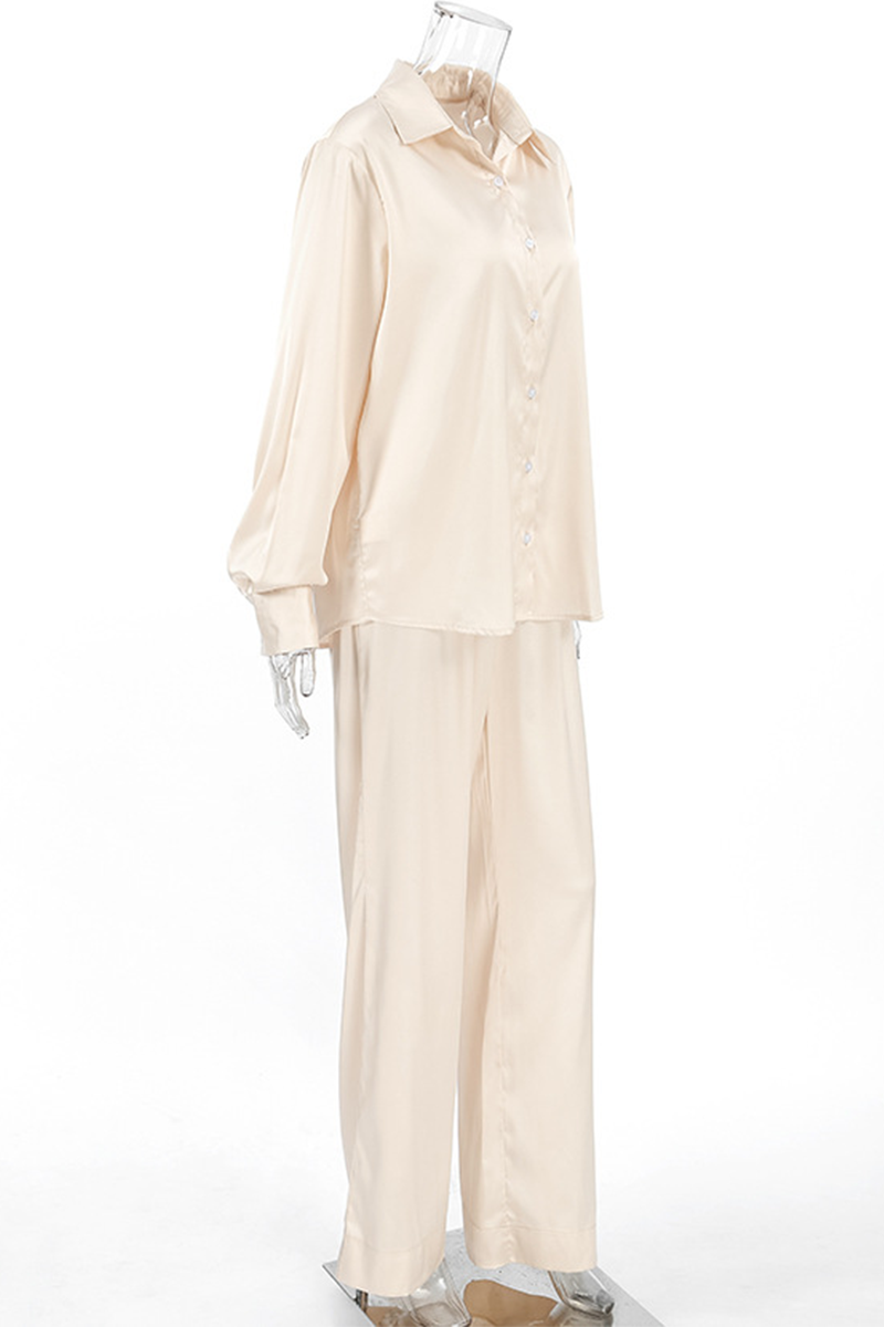 Conjunto informal de dos piezas con botones, cuello vuelto y manga larga