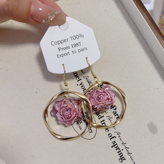 Elegantes pendientes con adornos de metal y retazos de flores reales (cada uno es único)