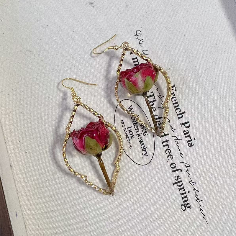 Elegantes pendientes con adornos de metal y retazos de flores reales (cada uno es único)