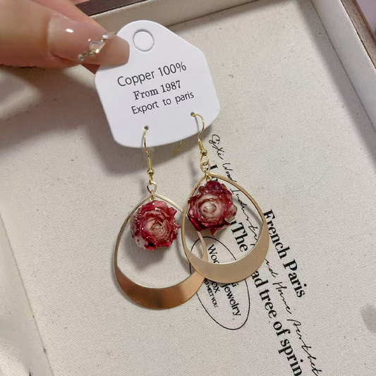 Elegantes pendientes con adornos de metal y retazos de flores reales (cada uno es único)