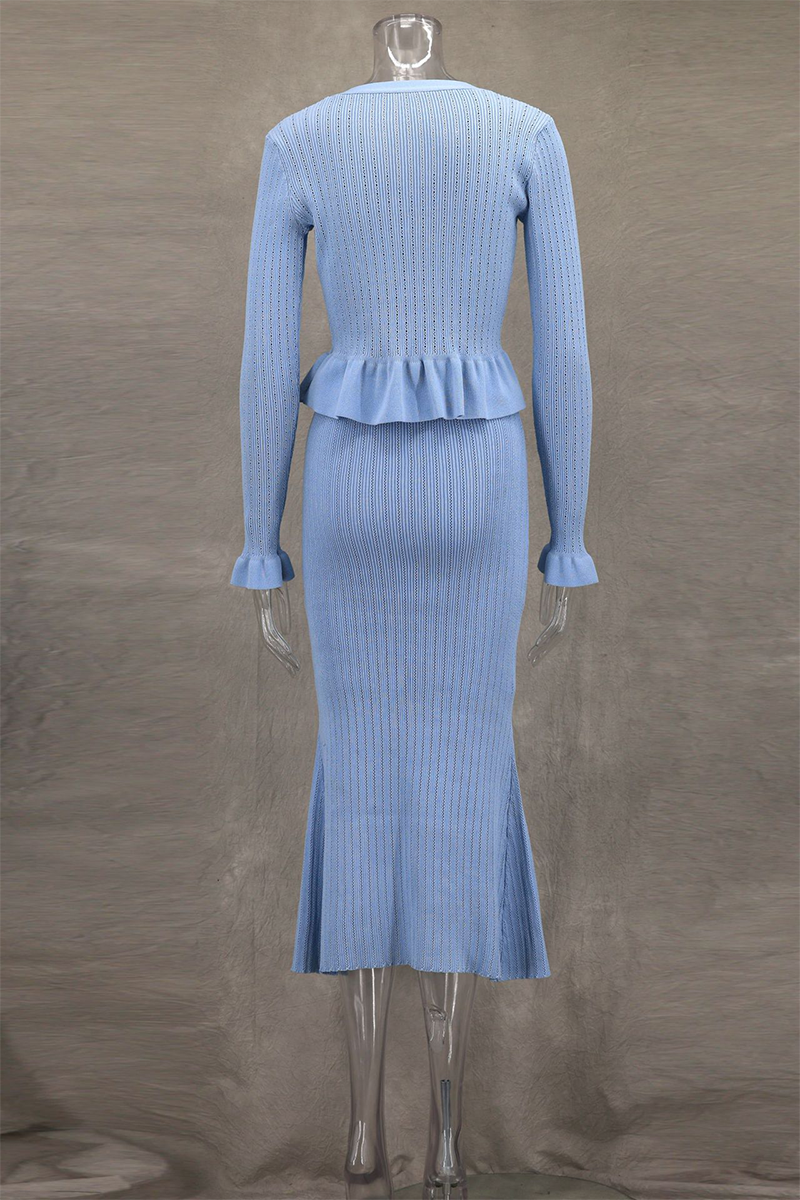 Elegante conjunto de dos piezas con escote en V, manga larga, botones y volantes de cola de pez