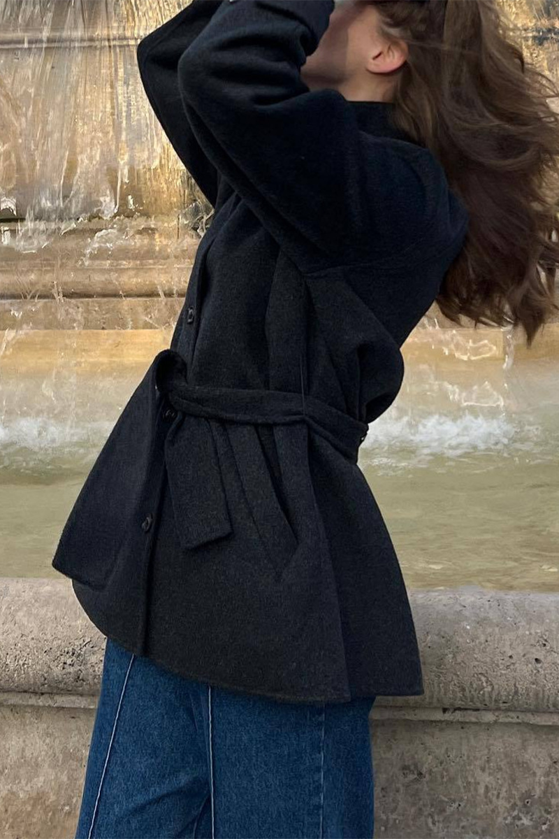 Prendas de abrigo informales con botones y cordones, cuello mandarín grueso