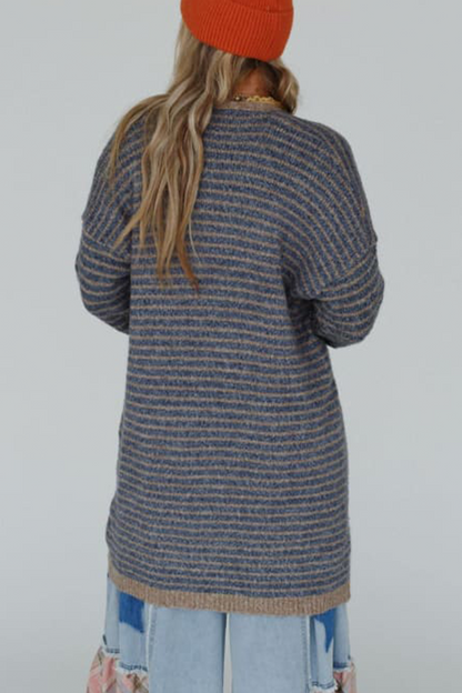 Prenda exterior informal de cuello tipo cárdigan con tejido de rayas y bolsillos en contraste