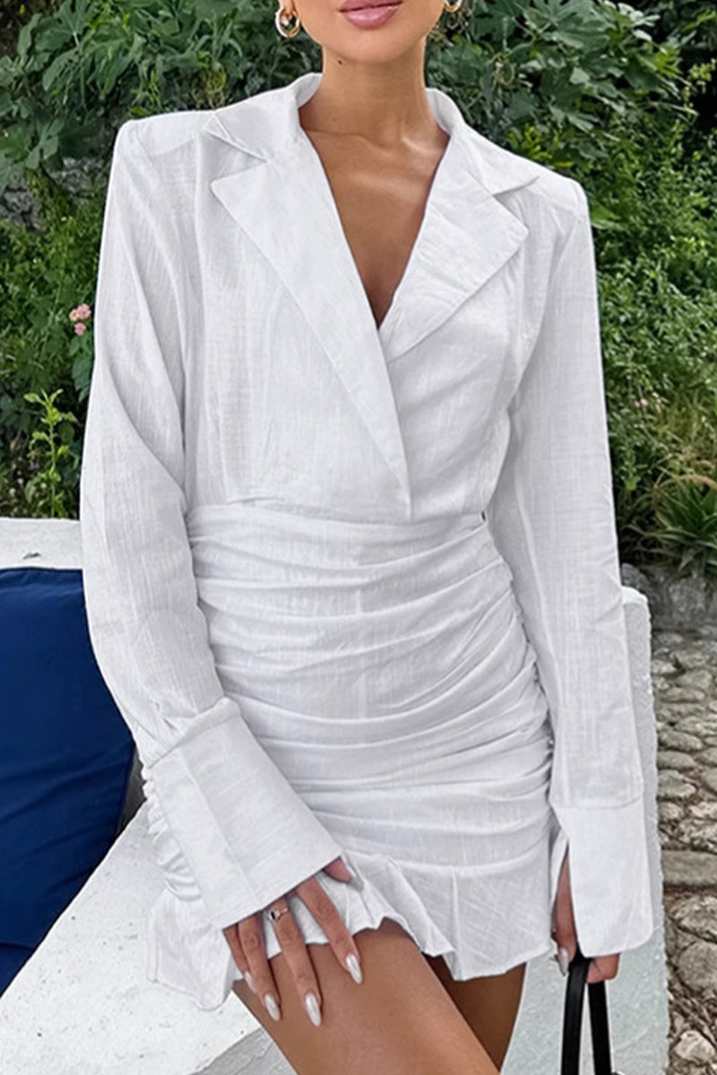 Elegante vestido con falda cruzada, cuello vuelto y volantes fruncidos