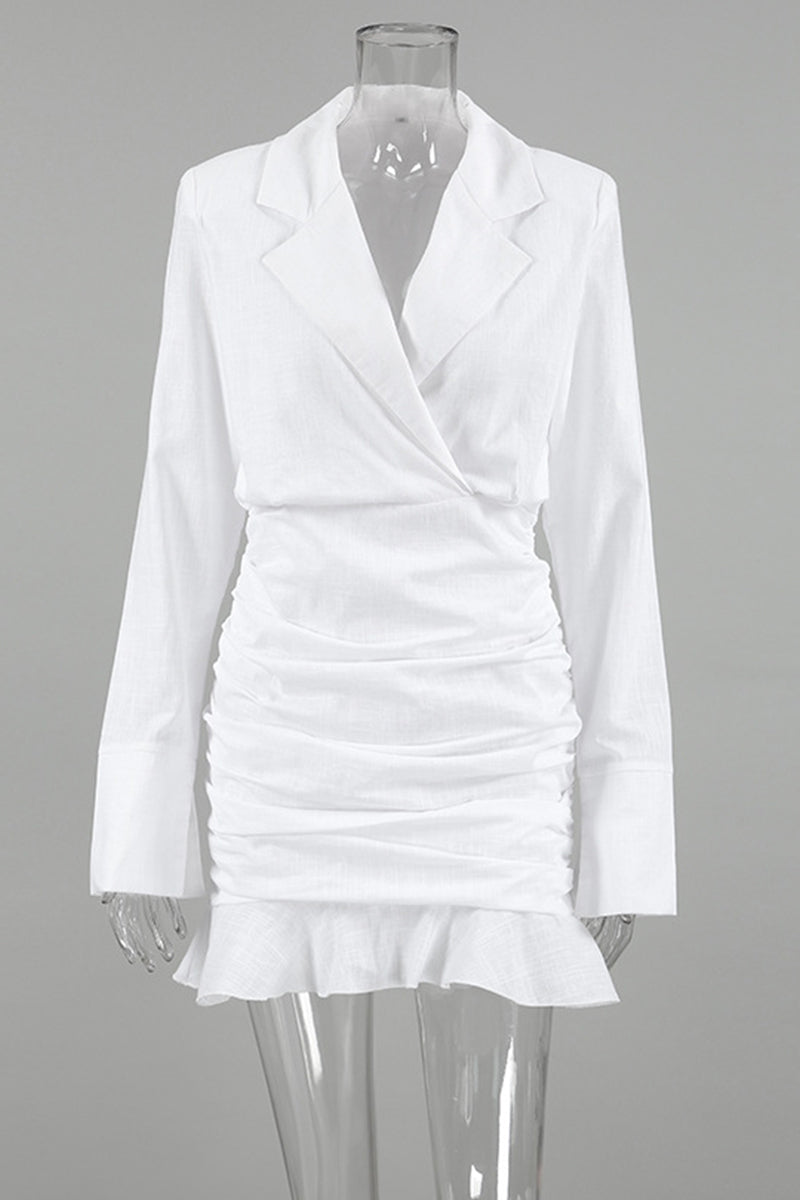 Elegante vestido con falda cruzada, cuello vuelto y volantes fruncidos