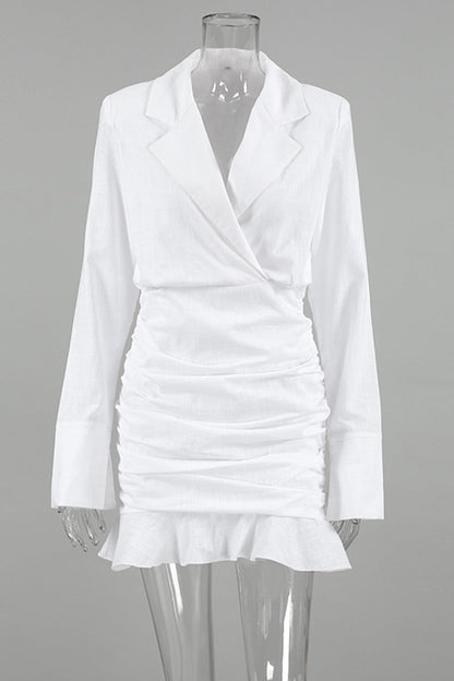 Elegante vestido con falda cruzada, cuello vuelto y volantes fruncidos