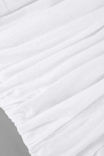 Elegante vestido con falda cruzada, cuello vuelto y volantes fruncidos