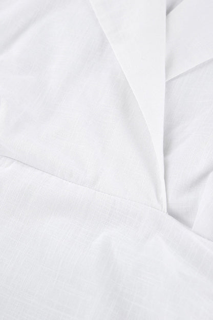 Elegante vestido con falda cruzada, cuello vuelto y volantes fruncidos