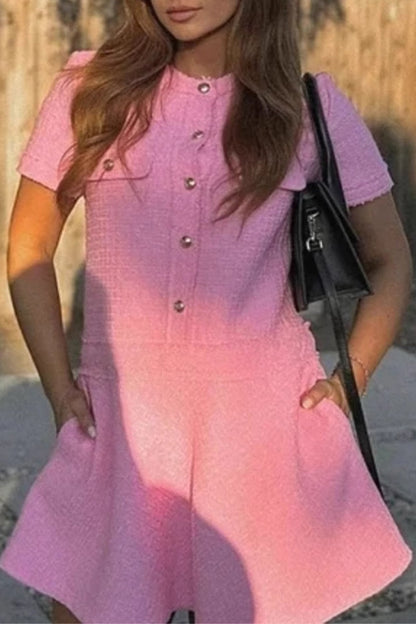 Vestido elegante de manga corta con cuello redondo y botones de patchwork