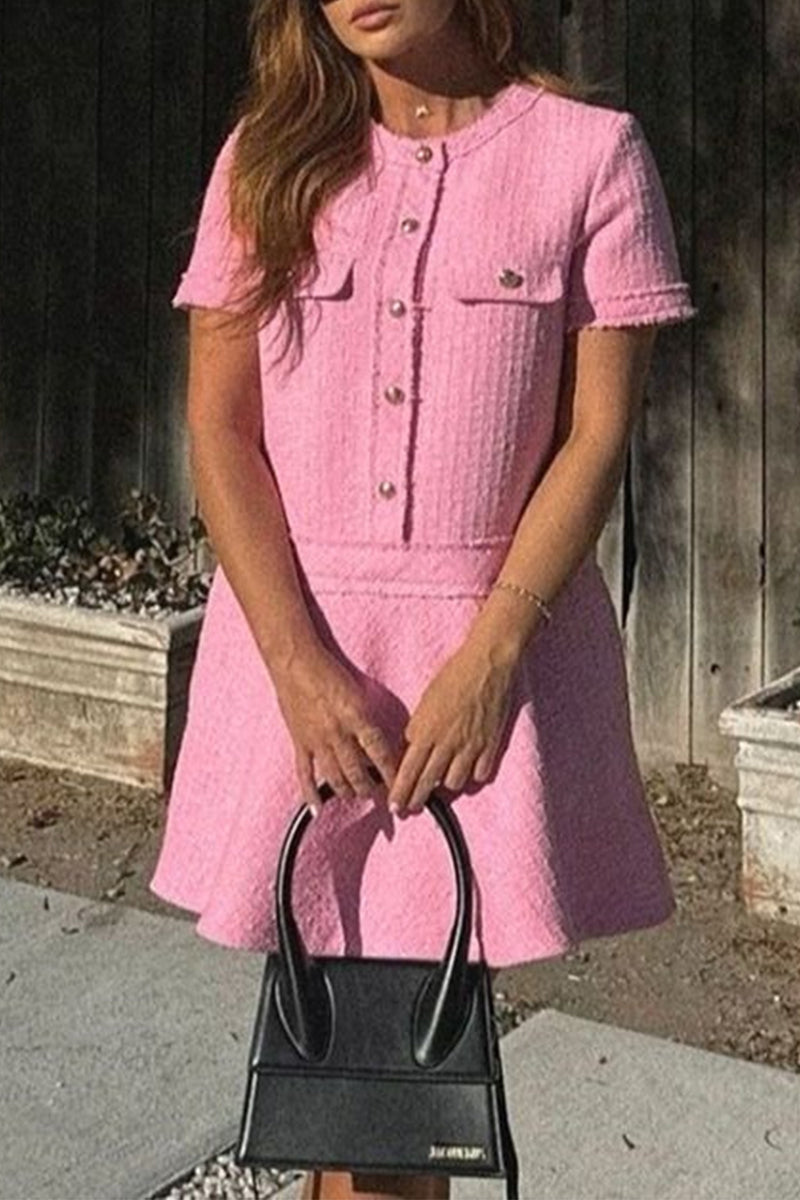 Vestido elegante de manga corta con cuello redondo y botones de patchwork