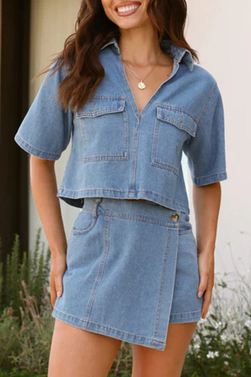 Conjunto informal de dos piezas con cuello en V irregular, manga corta y bolsillo callejero