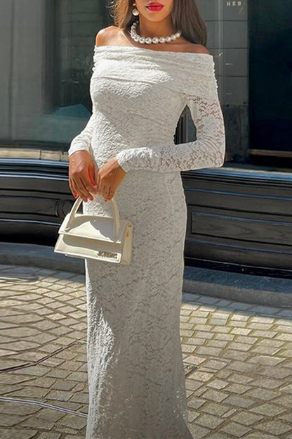 Elegante vestido de encaje con hombros descubiertos